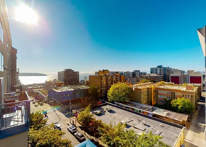 Belltown Court Sunset Suite
