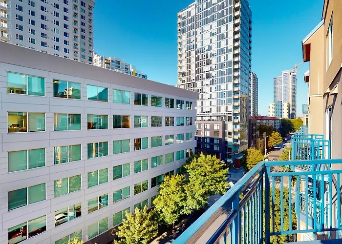 Belltown Court Sunset Suite