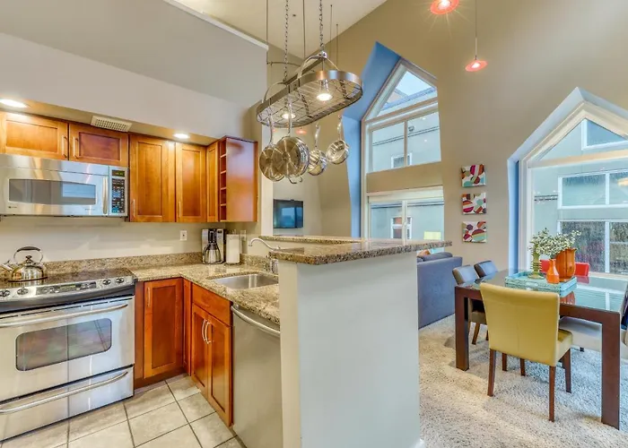 Belltown Court Sunset Suite