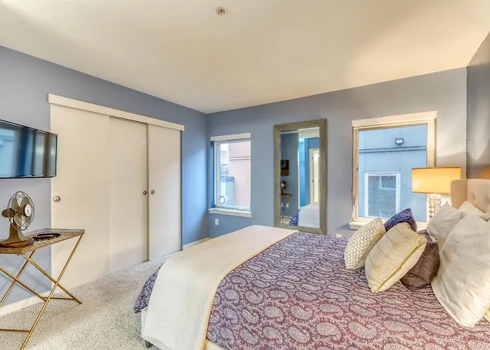 Belltown Court Sunset Suite