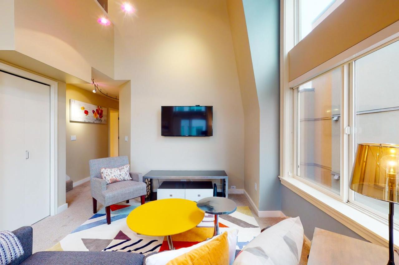 Belltown Court Sunset Apartment
